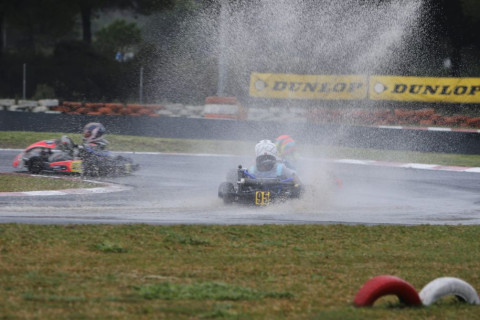 El pequeño Mario vuela sobre el agua en su estreno