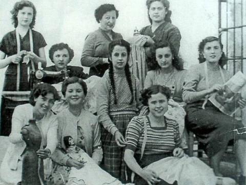 Las Modistas - Profesiones ya desaparecidas en Castellar.-